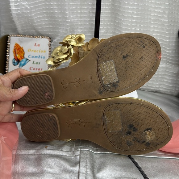 (T5) Jessica Simpson Women's Ginima Floral Slip-On Flat Sandals, Gold, 8.5 M - Picture 7 of 11